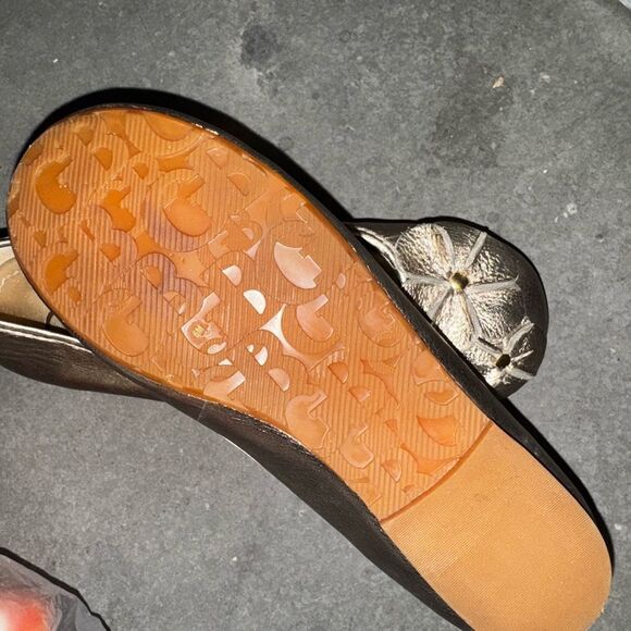 👡✨ Gianni Bini Metallic Gold Leather Flats – Size 6 ✨👡 - Picture 6 of 10